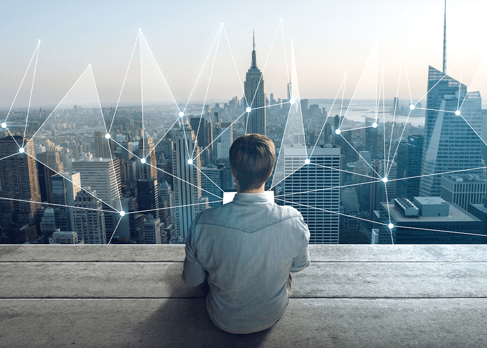 Beitragsbild Clean-Core-Strategie – ein sauberer SAP-Kern wird zur Schlüsselressource: Mann sitzt vor Skyline