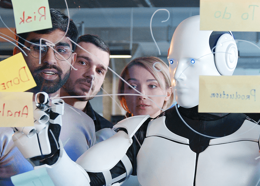 Beitragsbild KI verändert Unternehmen, Mensch entscheidet über Erfolg - KI Roboter an Mindmap Tafel mit Mitarbeitenden
