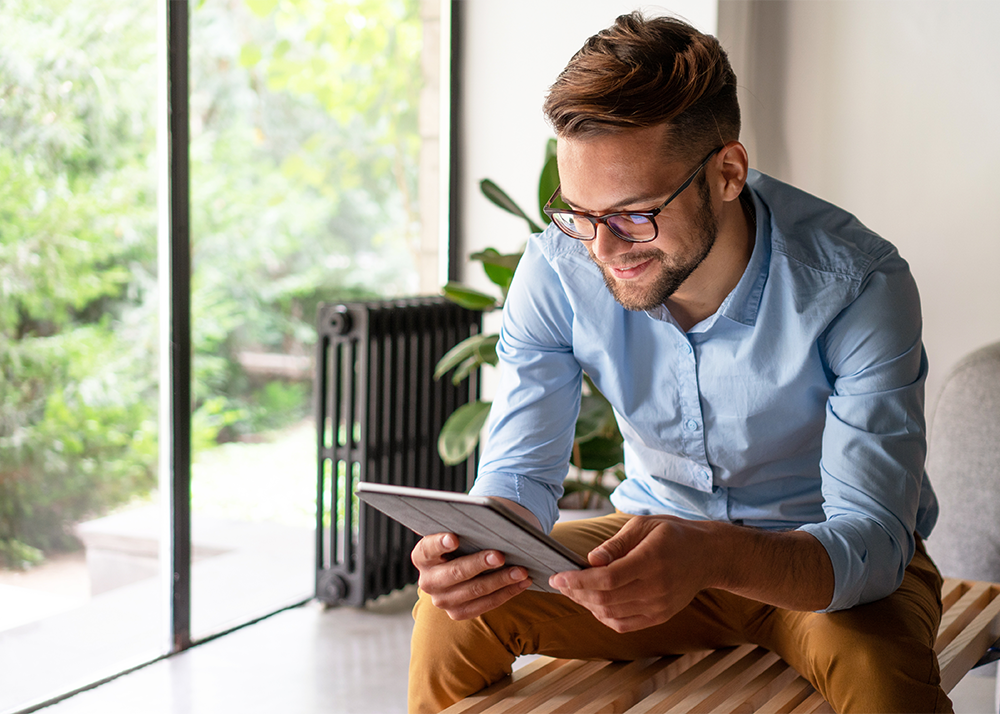 edoc Blog Mann mit Tablet prüft im papierlosen Büro seine Cloud-Systeme und Aufträge