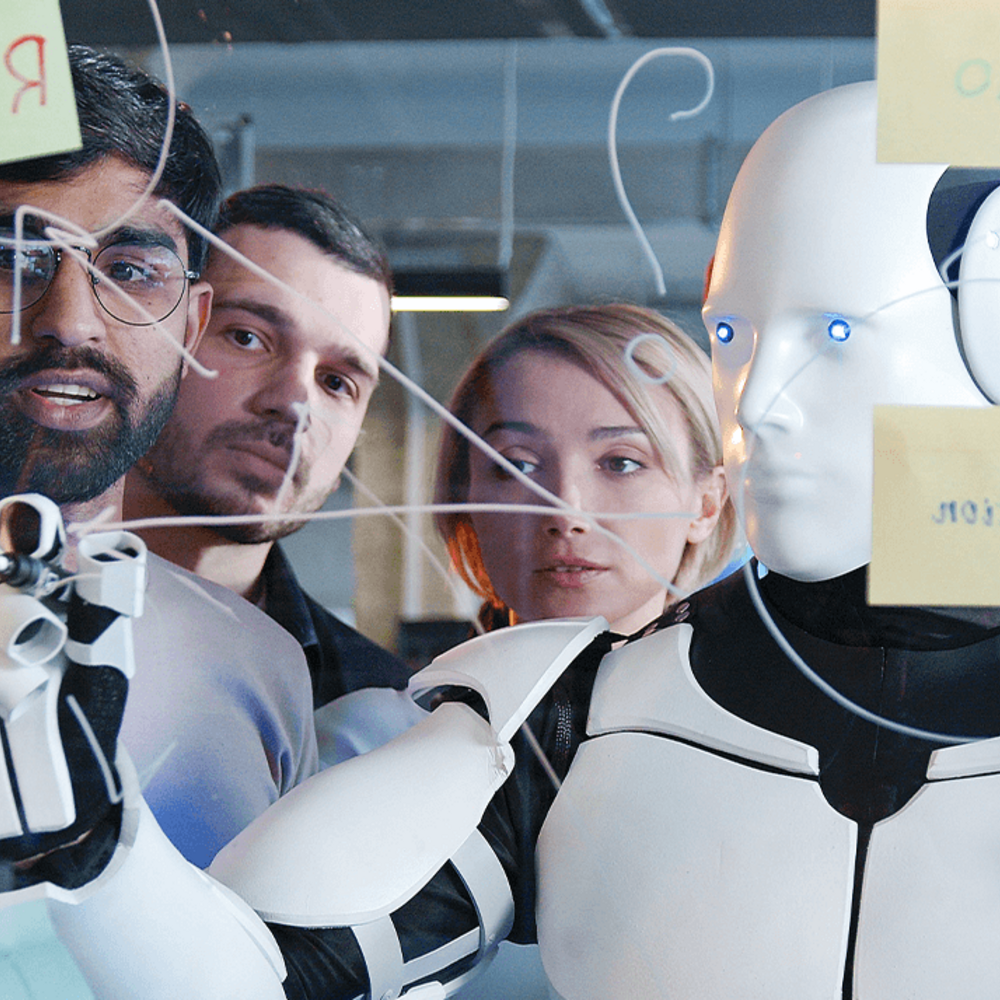 Beitragsbild KI verändert Unternehmen, Mensch entscheidet über Erfolg - KI Roboter an Mindmap Tafel mit Mitarbeitenden