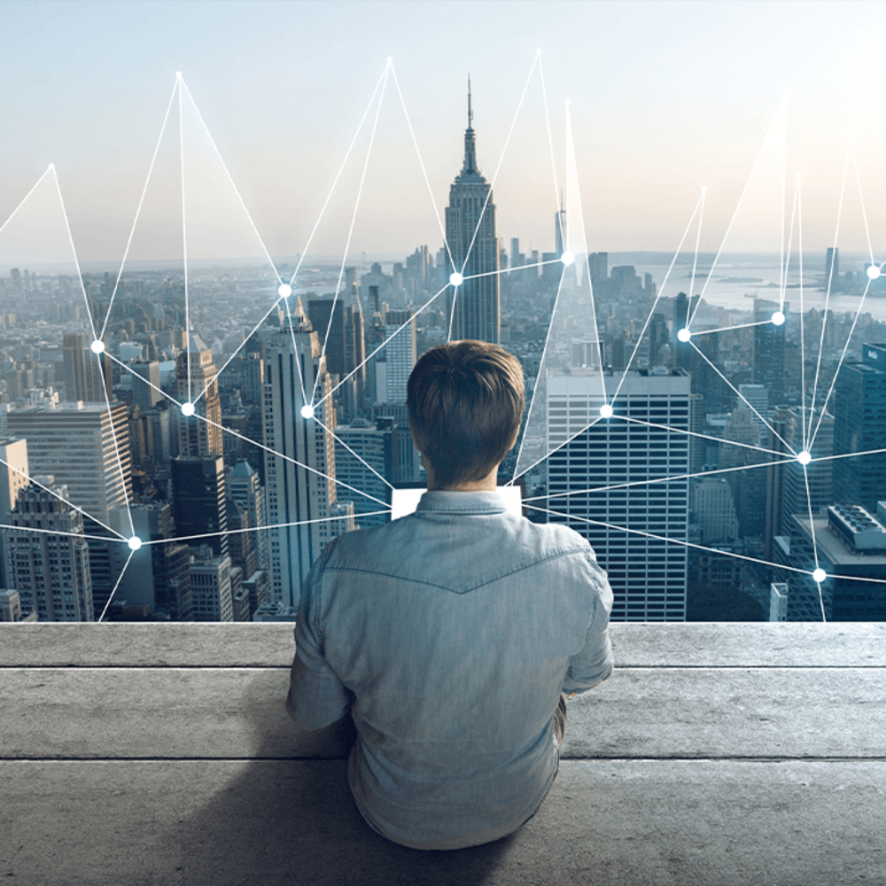Beitragsbild Clean-Core-Strategie – ein sauberer SAP-Kern wird zur Schlüsselressource: Mann sitzt vor Skyline