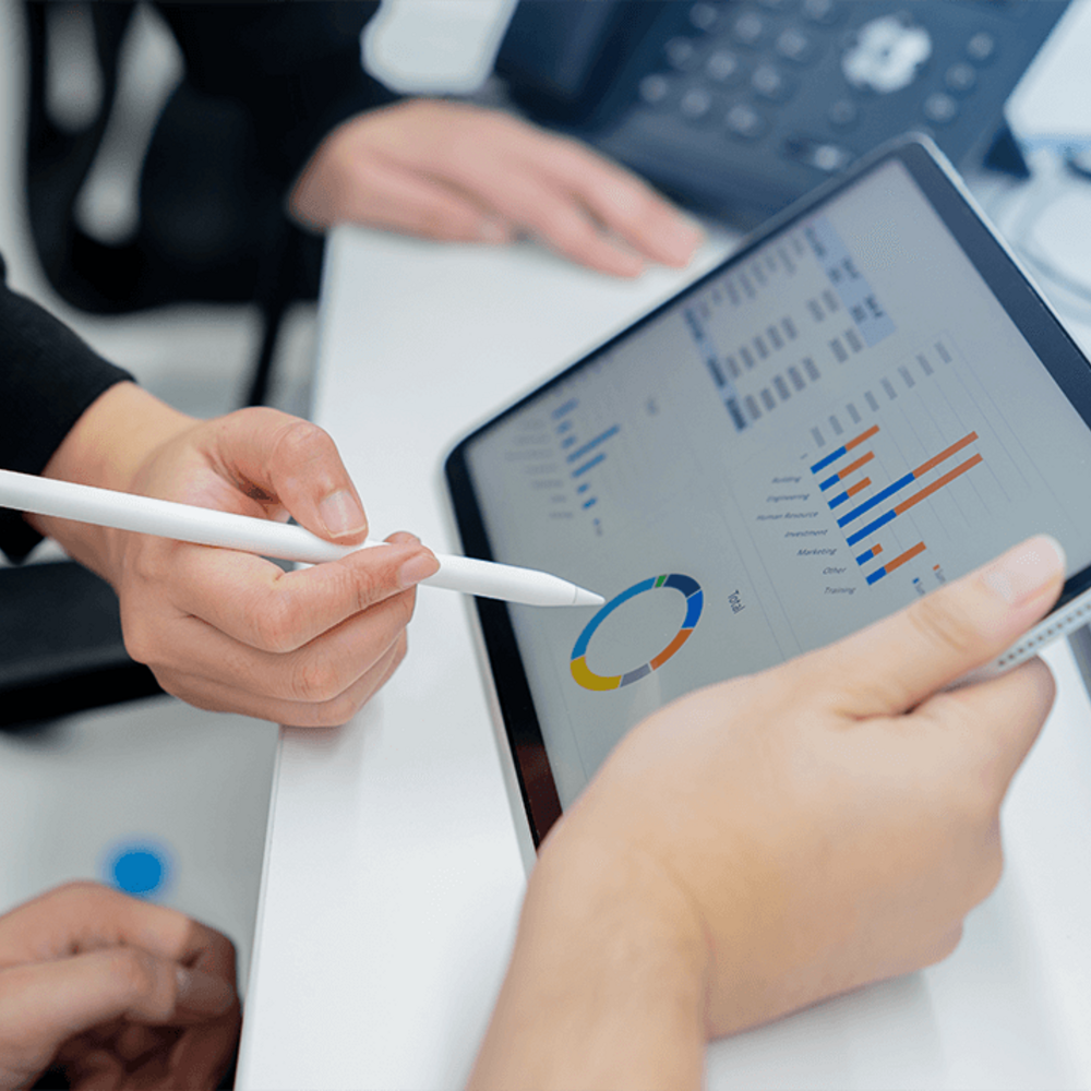 Nahaufnahme: die Hand eines Mitarbeitenden zeigt die Grafiken und Auswertungen der KPIs im Purchase-to-Pay