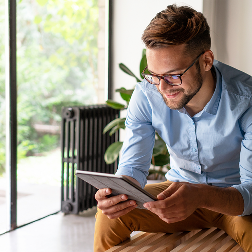 edoc Blog Mann mit Tablet prüft im papierlosen Büro seine Cloud-Systeme und Aufträge